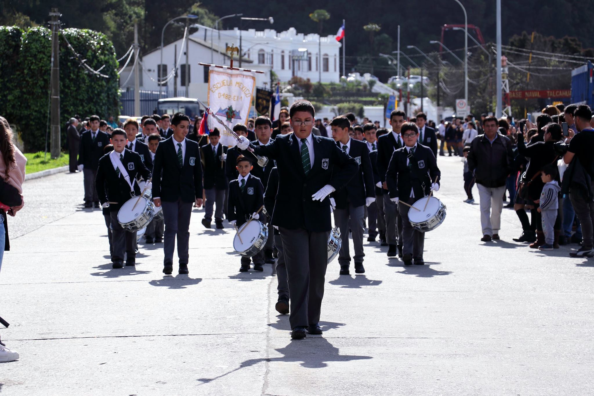  Más de 1.400 estudiantes desfilaron en honor a las Glorias Navales