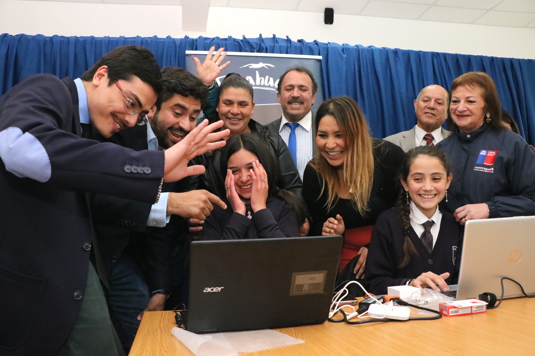 Estudiantes de establecimientos municipales y particulares subvencionados fueron beneficiados con entrega de computadores