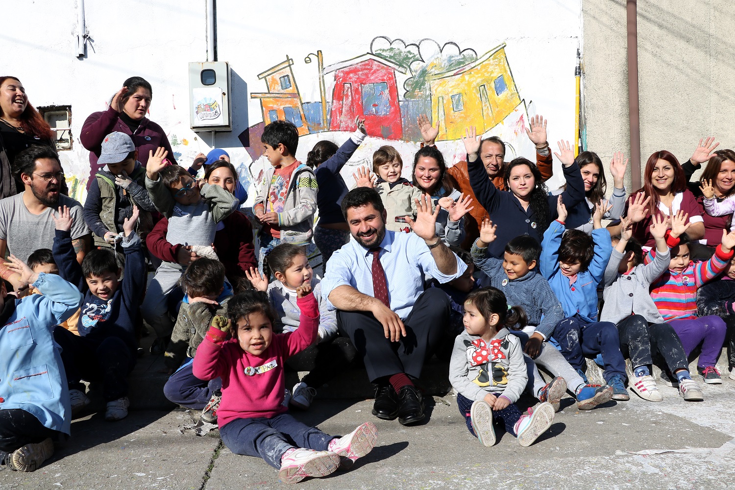 Niños de Escuela Rucahue pintan mural en barrio Arenal