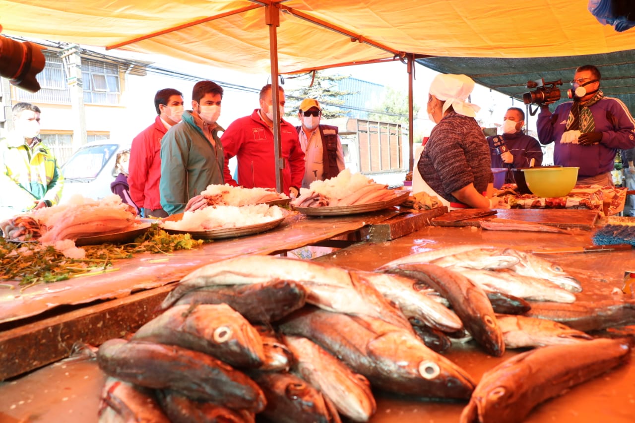 Alcalde y autoridades fiscalizan feria de Salinas y anuncian evaluación para abrir dos veces por semana