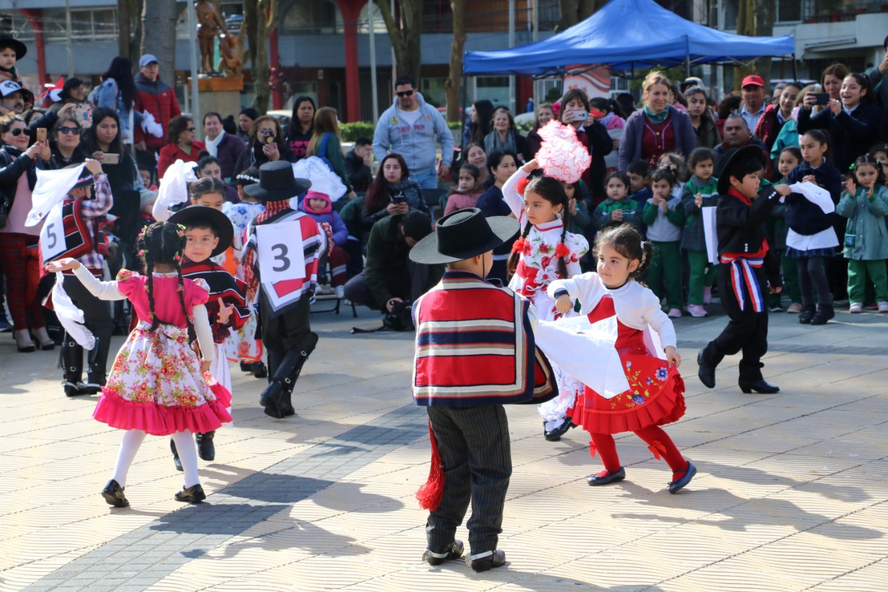 Niños y niñas de Talcahuano conmemoran la Chilenidad en la Plaza de Armas