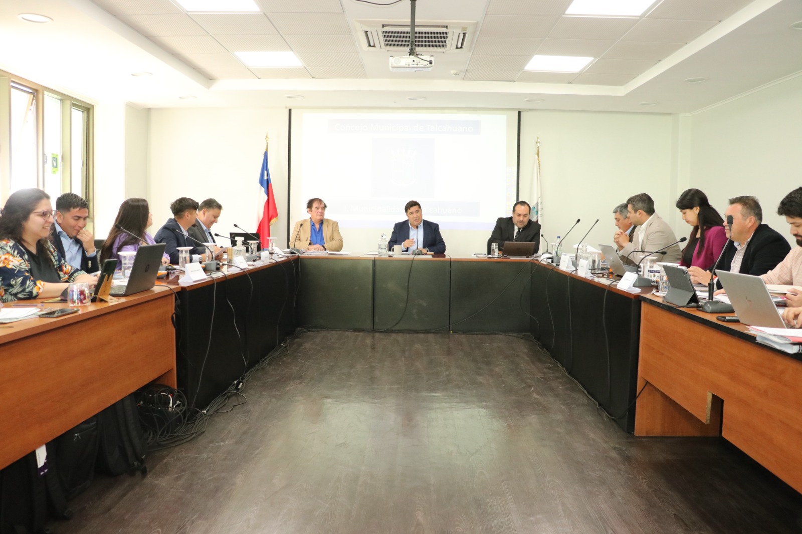 Alcalde Eduardo Saavedra preside su primer Concejo Municipal
