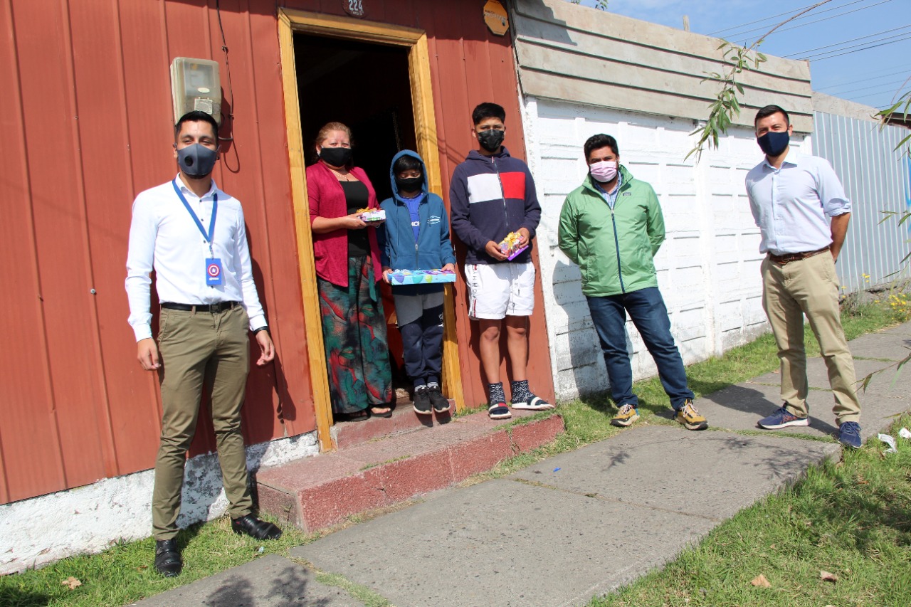 Niños y niñas de Talcahuano recibieron tablets y celulares para mantenerse conectados durante la pandemia