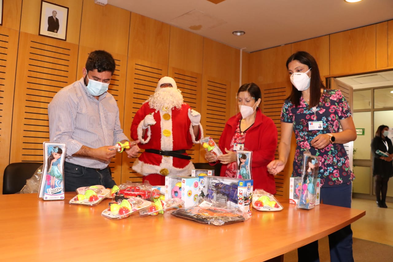 Viejito pascuero llevó regalos a niños del Hospital Higueras