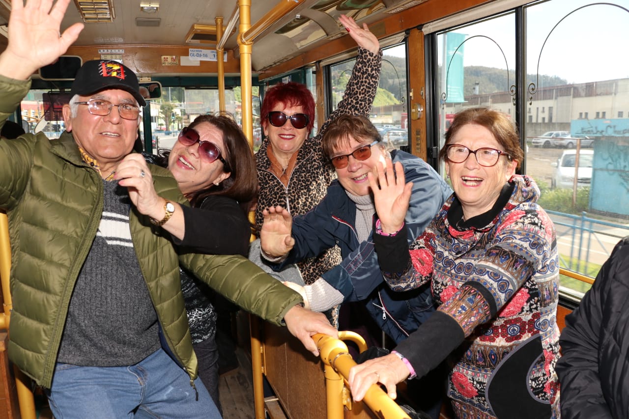 Abuelitos de Higueras disfrutaron tour por Talcahuano
