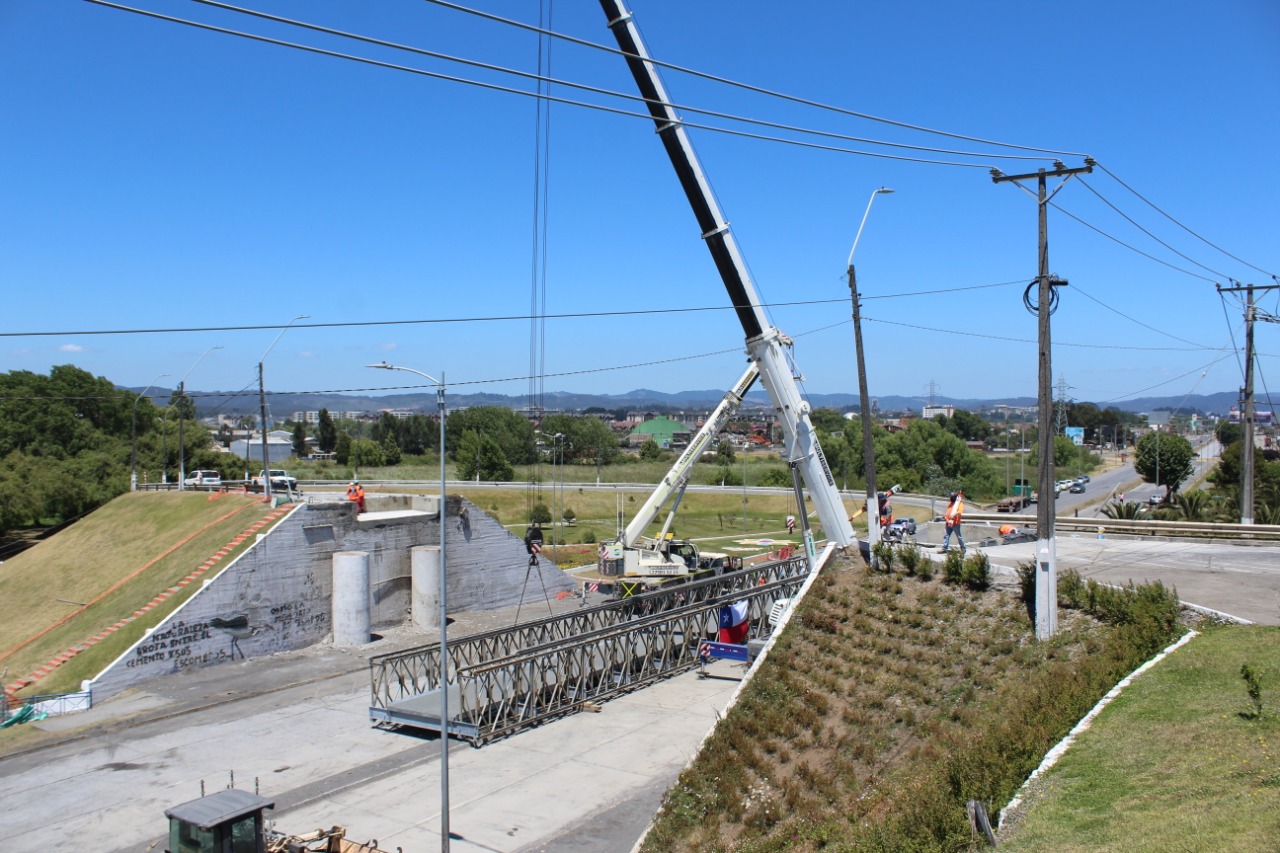 En una rigurosa maniobra se instaló puente mecano en Perales
