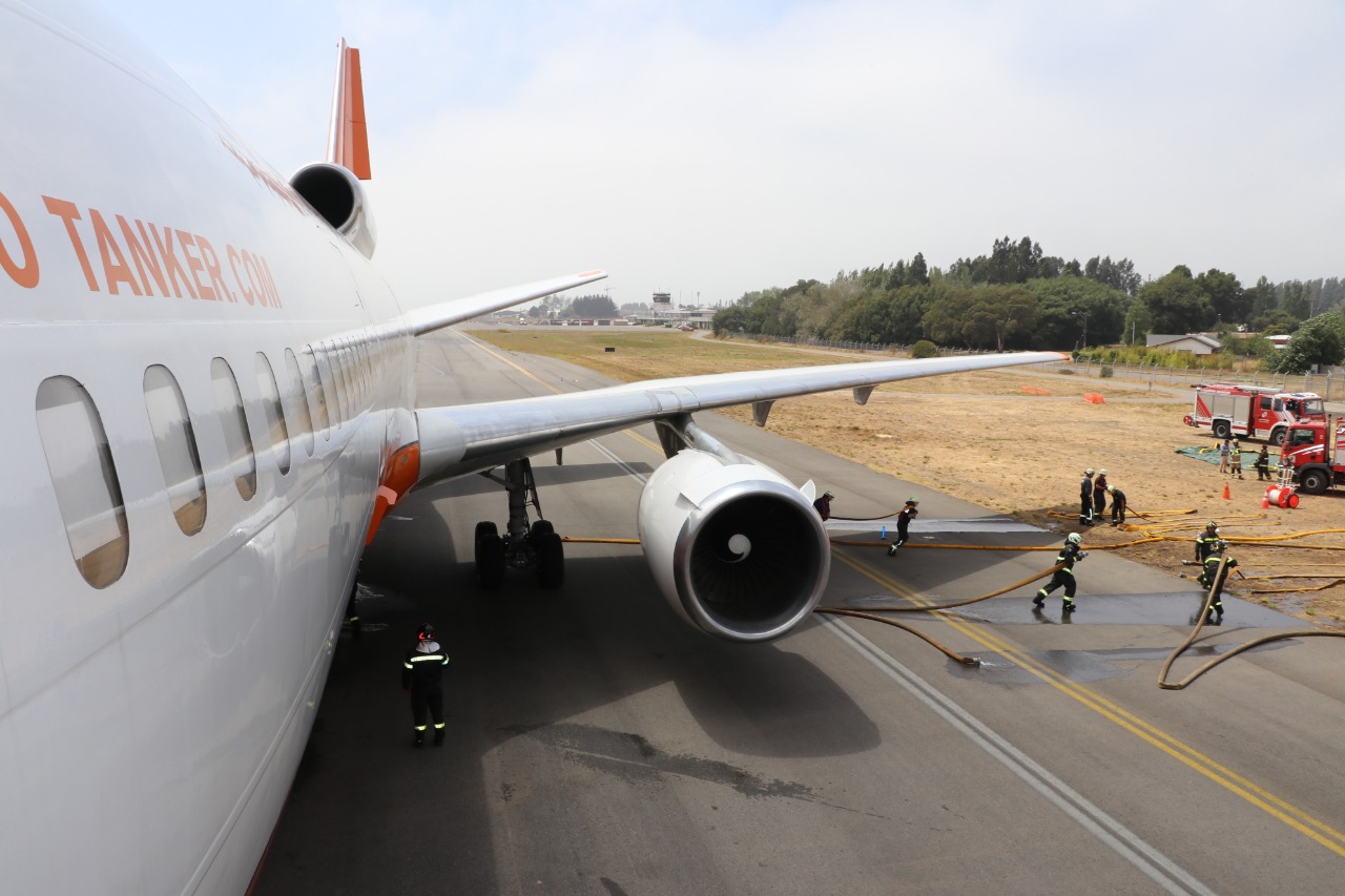 Bomberos de Talcahuano rompen récord mundial en recarga del “10 Tanker”