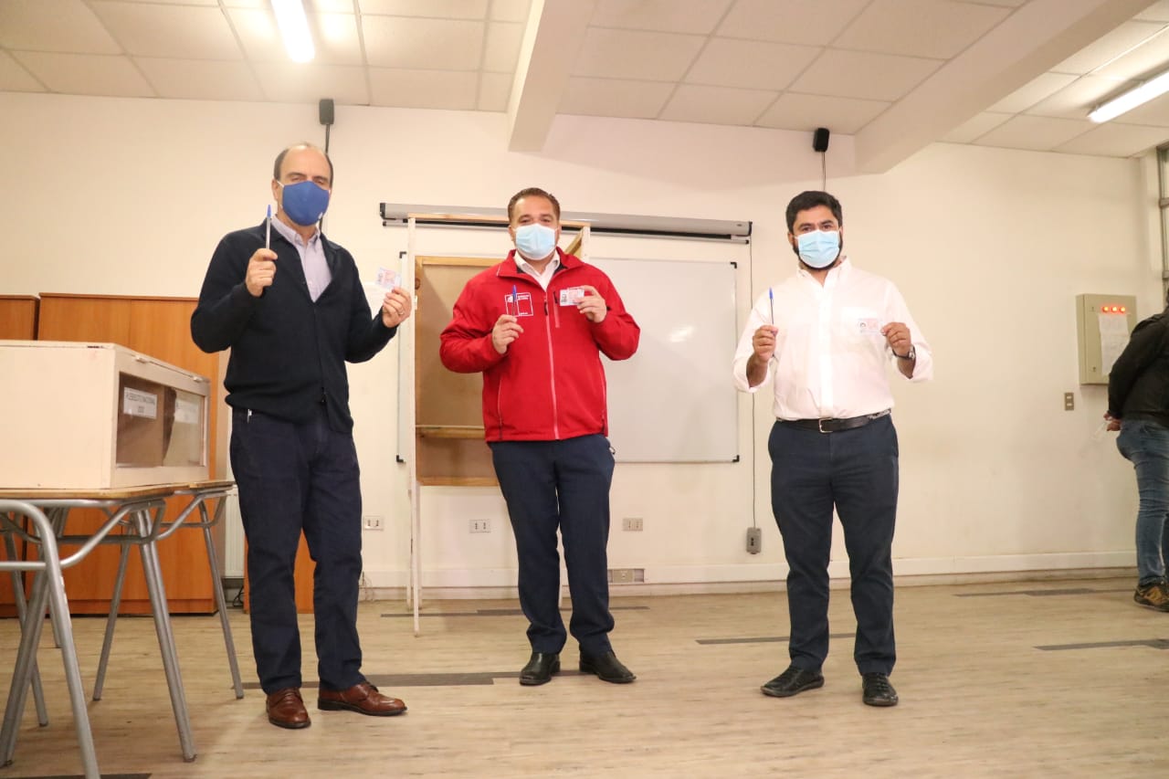 Ministro Monckeberg visita Liceo A-21 para explicar cómo se debe votar para el plebiscito