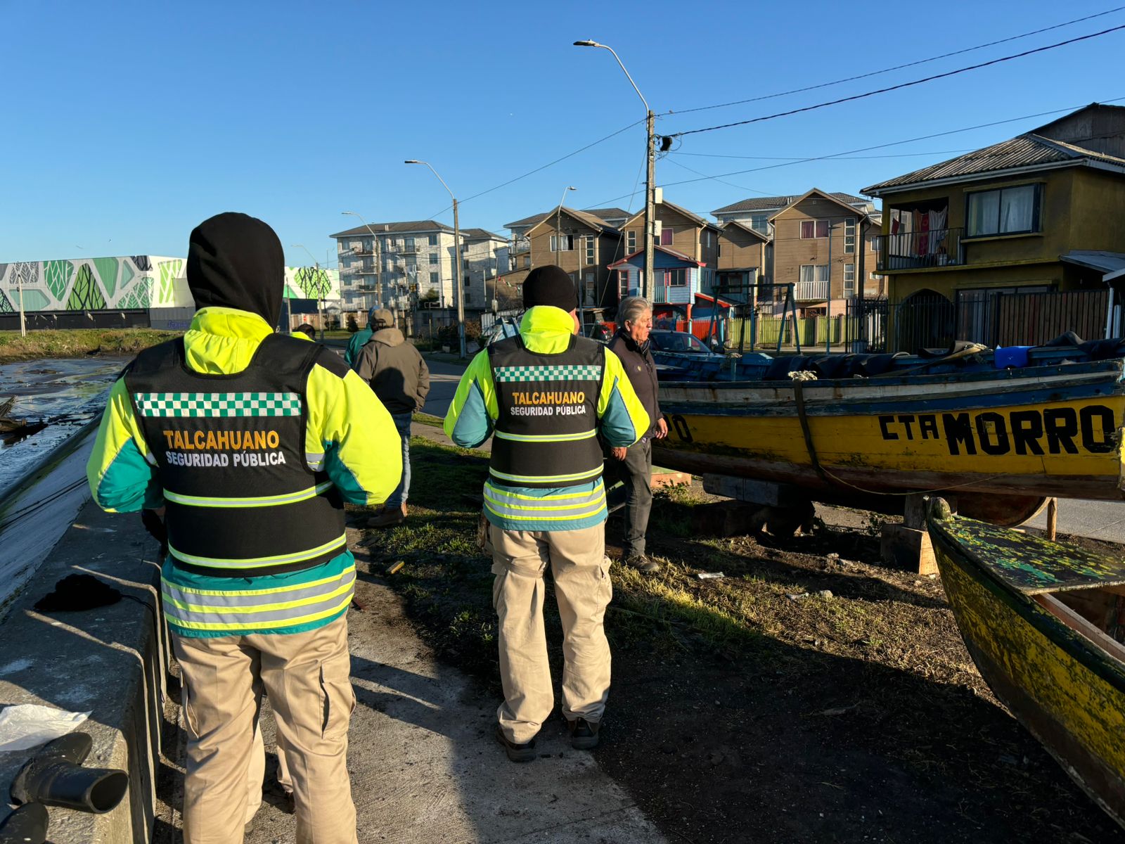 Retiran botes que dificultaban el tránsito vehicular en Caleta El Morro
