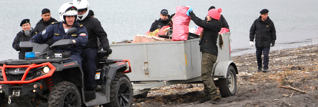 Extraen 11 toneladas de residuos desde playa en Talcahuano