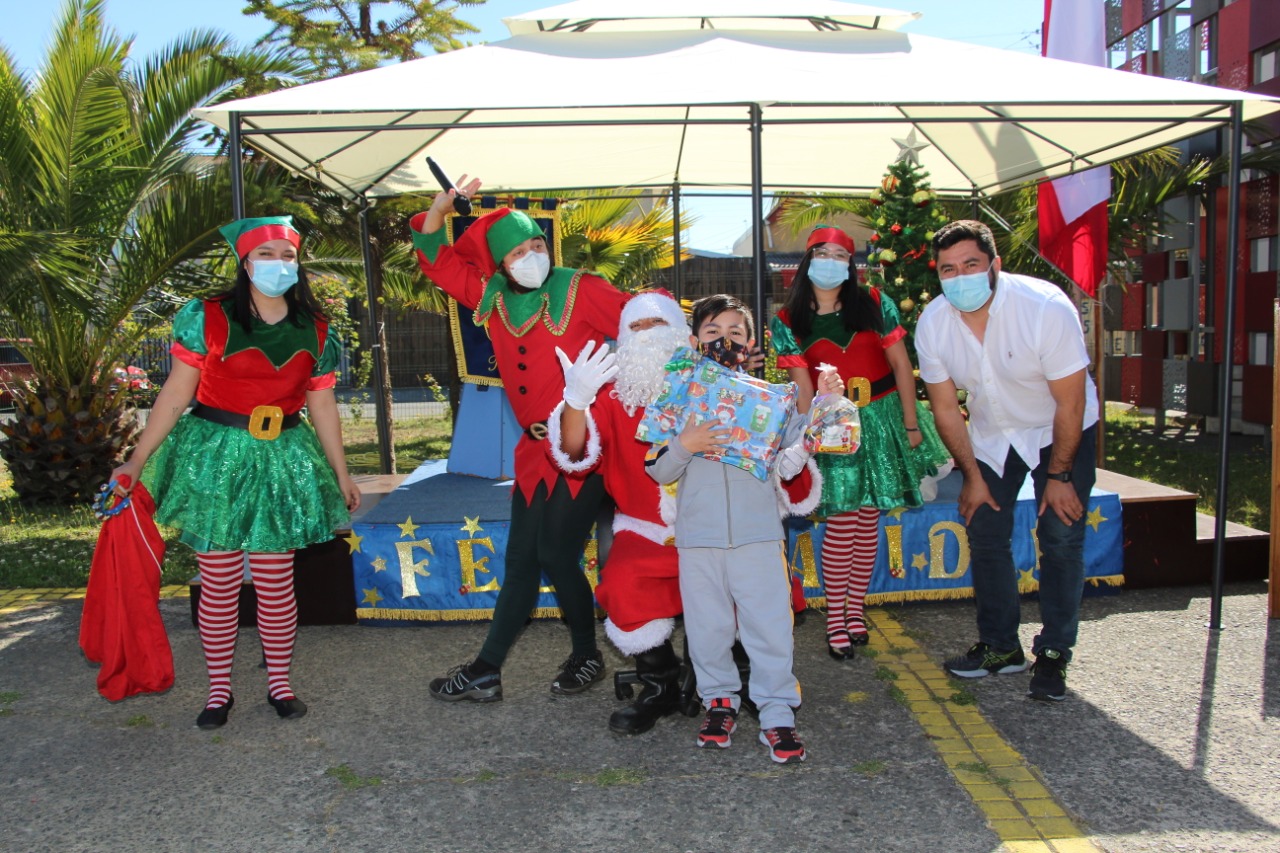 Estudiantes de Talcahuano festejan navidad anticipada con visita del Viejito Pascuero